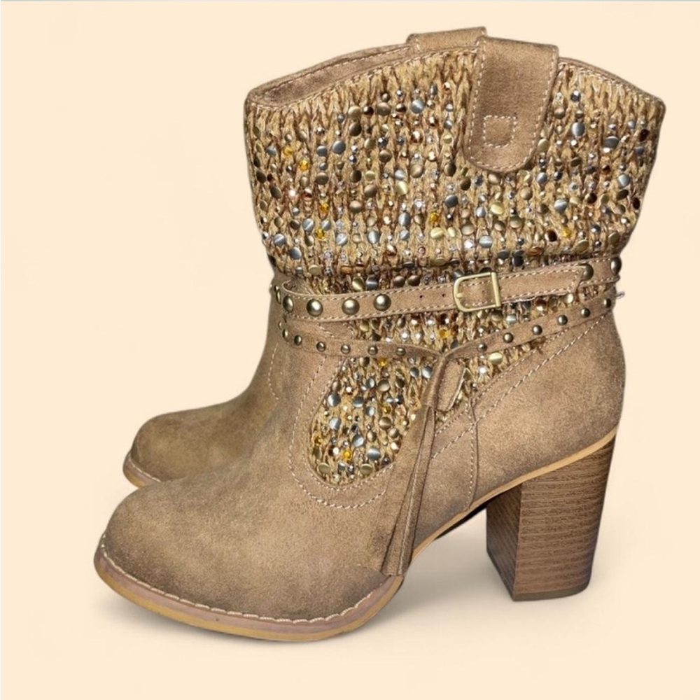 NWOT Not Rated Stylish Beige Studded Ankle Boots 6